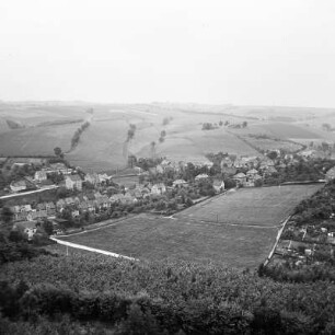 Oelsnitz, Ortsansicht : Oelsnitz. Blick von einem Aussichtspunkt auf den Ort