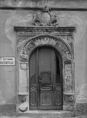 Renaissance-Portal mit Rundbogen und figürlichem Schmuck