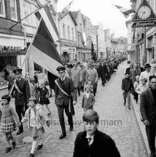 Deutscher Gewerkschaftsbund (DGB): Bad Oldesloe: Mühlenstraße: Veranstaltung zum 1. Mai (Tag der Arbeit): Umzug