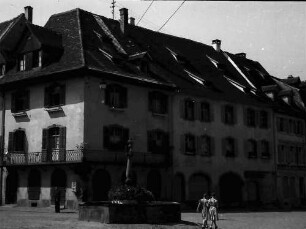 Staufen: Haus am Rathausplatz und Brunnen