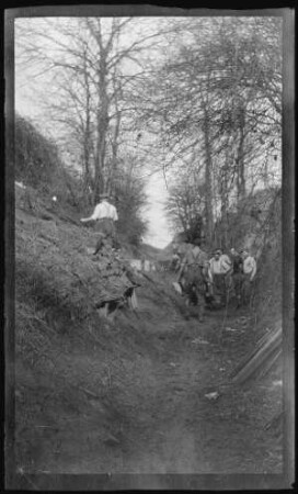 Maurepas (bei Péronne, Dep. Somme, Frankreich): Hohlweg mit hemdsärmeligen Soldaten ("Unterstandsarbeiten im Hohlweg: Fähnrich von Treutler")