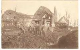 Soldaten vor einer Ruine