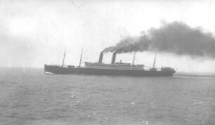 Passagierdampfer, aufgenommen von Bord eines Schiffes bei Vorbeifahrt in geringer Entfernung