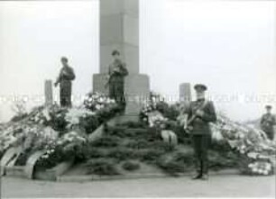 Mitglieder der Kampfgruppen und sowjetische Soldaten am Ehrenmal des Sowjetischen Ehrenfriedhofs in Marzahn