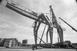 Endmontage des zweiten Containerkrans des von der Unikai Hafenbetrieb Wörth GmbH betriebenen Containerterminals