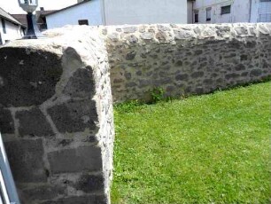 Evangelische Kirche-Kirchhofmauer (Wehrgang mit Steinbrüstung und Schießscharten abgetragen) im Osten im Querschnitt und Mauersteinverband