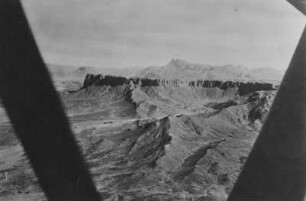 Luftaufnahme : Wüstenlandschaft in Nordafrika von einem Flugzeug aus aufgenommen, möglicherweise Algerien