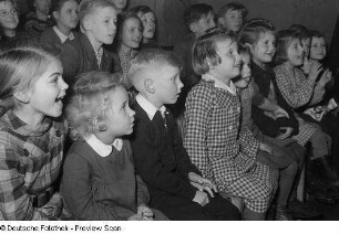 Kinder vor der Bescherung