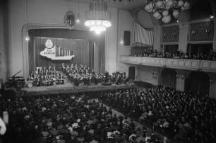 Blick vom Zuschauerraum auf das Podium mit Orchester