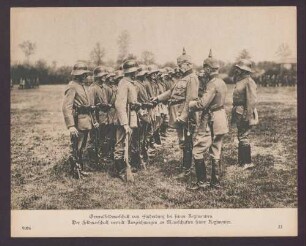 Generalfeldmarschall von Hindenburg bei seinen Regimentern. Der Feldmarschall verteilt Auszeichnungen an Mannschaften seiner Regimenter.