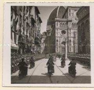 Florenz, Staatsbesuch Adolf Hitlers in Italien vom 02. bis 10. Mai 1938, Die Kolonne vor dem Dom