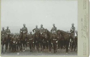 Kaisermanöver 1898: Offiziere des Infanterie-Regiments (von Wittich) Nr. 83, 3. Kurhessisches teils zu Pferd, teils stehend, dahinter Truppen