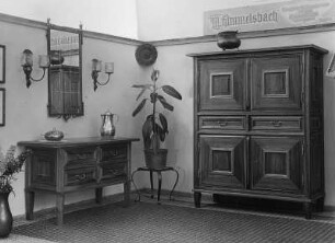 Sonthofen (Kreis Oberallgäu). Wohnzimmermöbel bei "Möbel-Müller" (wohl von M. Himmelsbach- Werkstätte für Innenausbaum und gute Handwerksmöbel)