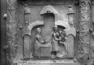 Bronzetür — Linker Flügel mit Darstellungen aus dem Alten und Neuen Testament — 4. Reihe von oben: Darstellung im Tempel, Diakon und Löwenkopf — Darstellung im Tempel