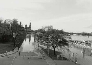 Elbe bei Hochwasser. Überschwemmtes Terrassenufer mit Dampferanlegestellen