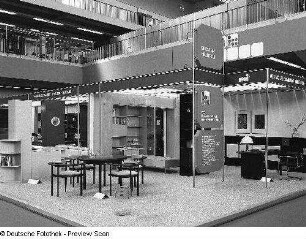 Raumaufnahme mit Ausstellungsfläche des VEB Möbelkombinat Dresden-Hellerau