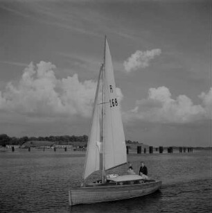 Stralsund. Bei der Brücke zum Rügendamm, im Vordergrund Segelschiff