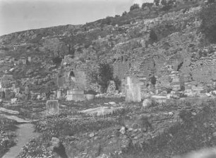 In Delphi : Blick auf die Ruinen von Delphi