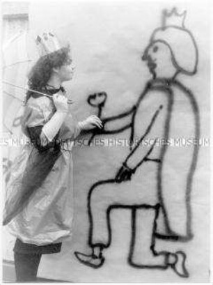 Als Prinzessin verkleidetes Mädchen vor dem Graffiti eines Prinzen (Sonderthema: Traum-Bilder)