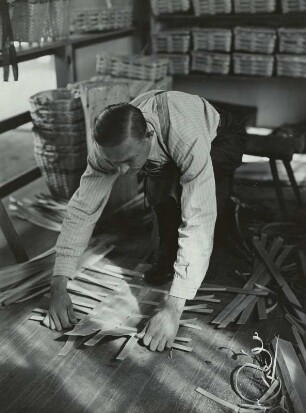 Erzgebirgische Spankorbflechter bei der Arbeit : Spankorbflechter bei der Arbeit, Erzgebirge, Ausstellung Dresden 1938