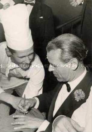O. W. Fischer gibt Autogramme