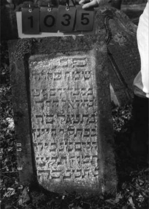 Grabstein 1035 (Index: 99751268) Material: Sandstein Zustand: leicht verwittert Maße HxBxT: 77x45x7 cm Beschreibung: rechteckige Stele, Schriftfeld eingetieft: Grabstein 1035
