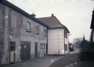 Möllner Landstraße 81: ehemalige Gemeindeverwaltung: Bildmitte traufständiges Haupthaus, Giebelseite, Rückseite: links rückwärtiger Gewerbeanbau mit Tor