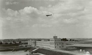 Dresden-Klotzsche, Flughafengebäude mit darüber fliegender Ju 52