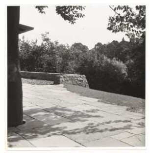 Garten Dr. Roeder/Röder: Terrasse und Mauer