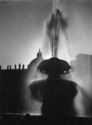 Südlicher Springbrunnen : Vatikan. Petersplatz (Piazza San Pietro). Südlicher Springbrunnen. Brunnenstock