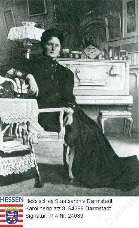 Alexandra Fjodorowna Zarin v. Russland geb. Prinzessin Alix v. Hessen und bei Rhein (1872-1918) / Porträt, in Raum sitzend, Ganzfigur