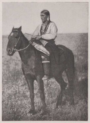 Fotografie einer indigenen Person auf einem Pferd