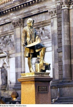 Gottfried-Semper-Denkmal : Schilling, Johannes: Denkmal für Gottfried Semper (1803-1879; Architekt, Kunsttheoretiker). 1889-1892; Bronze auf Granit. Dresden, Brühlsche Terrasse, Brühlscher Garten