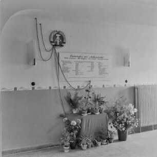 Neue polytechnische Oberschule Bautzen : Bautzen. Schulkomplex, Löbauer Straße. Innenbereich mit "Ehrentafel der Aufbauhelfer" und Blumenschmuck