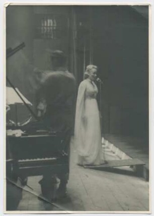 Marlene Dietrich (Pilsen, Mai 1945) (Archivtitel)