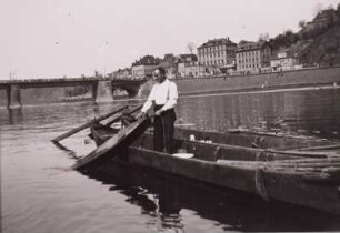 Elbfischer, Meißen, Fischer auf seinem Kahn mit Hetfaß auf der Elbe