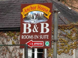 Hinweisschild auf Bed & Breakfast : Hinweisschild auf eine Unterkunft B&B Bed & Breakfast, aufgenommen 2005