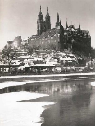 Meißen. Blick auf den Burgberg mit Dom, Bischofsschloß und Albrechtsburg. Winterbild mit Eisstand
