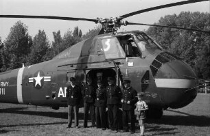 Bahlingen: Sportplatz; Gruppe Feuerwehrleute vor US-Army Hubschrauber