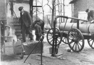 Westfälische Spirituosen-Brennerei. Arbeiter beim Abfüllen der "hochgeistigen" Getränke"