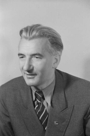 Porträtaufnahmen des Politikers Paul Wandel (1949-1950 Minister für Volksbildung und Jugend der DDR) im Zuge einer Reportage aus dem Ministerium für Volksbildung : Porträt von Paul Wandel
