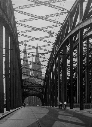 Köln am Rhein. Hohenzollernbrücke. Im Hintergrund die Türme des Kölner Doms