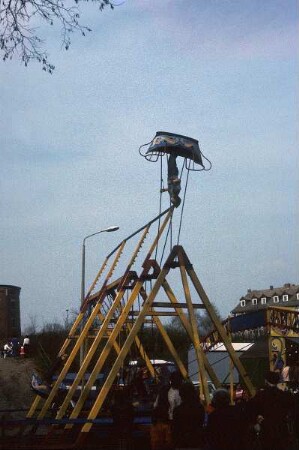 DDR. Schiffsschaukel auf einem Rummelplatz. Ansicht mit einer Schaukel während eines Überschlages