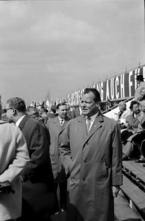 Berlin: Willy Brandt auf Tribüne (nahe)