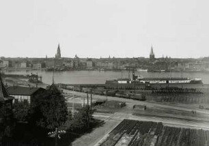 Kiel, Stadtansicht : Kiel. Handelshafen (Die Hörn) mit Blick zum Stadtzentrum mit Rathausturm und Turm der Nikolaikirche