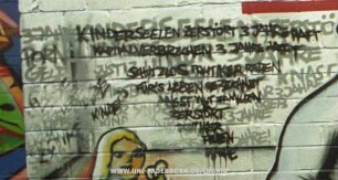 KINDERSEELEN ZERSTÖRT 3 JAHRE HAFT KAPITALVERBRECHEN 3 JAHRE HAFT SCHUTZLOS POLITIKER REDEN FÜR'S LEBEN GEZEICHNET ANGST WUT FAMILIEN ZERSTÖRT unleserlich KINDER 3 JAHRE PORNO GELD