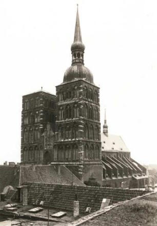Stralsund, Alter Markt. St.-Nikolai-Kirche (1276 erstmals erwähnt). Ansicht von Südwesten, vom Dach des HO-Kaufhauses