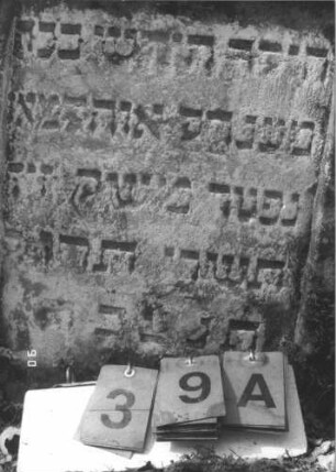 Grabstein 39 (Index: 99608723) Material: Sandstein Zustand: leicht verwittert Maße HxBxT: 73x57x10 cm Beschreibung: Stele mit flachem Spitzgiebel, vertiefter Textteil in gleicher Form: Grabstein 39A