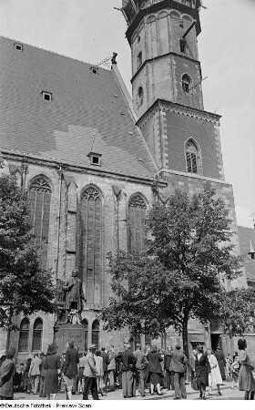 Besucher am kranzgeschmückten Bach-Denkmal anläßlich der Bachfeier