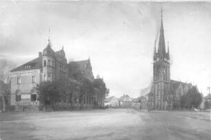 Weinböhla. Kirchplatz mit Zentralgasthof (1899-1900) und Martinskirche (1893-1895; T. Quentin). Blick nach Norden gegen das Weingut "Peter-Keller"